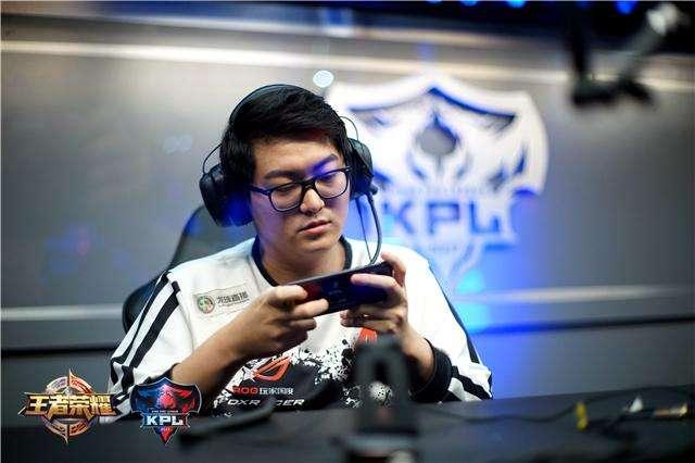 LPL 常规赛每日 TOP5： xqw 主宰岩石阵
